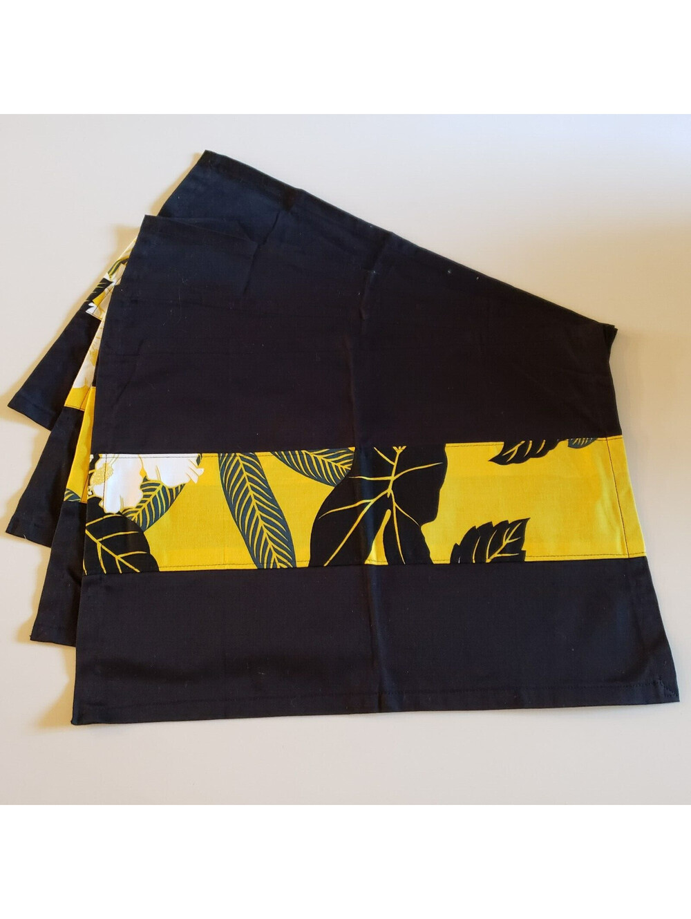 Black and Yellow Cloth Placemats Tropical  Hawaii Tiki 17x13 QTY 4 Hibiscus Palm